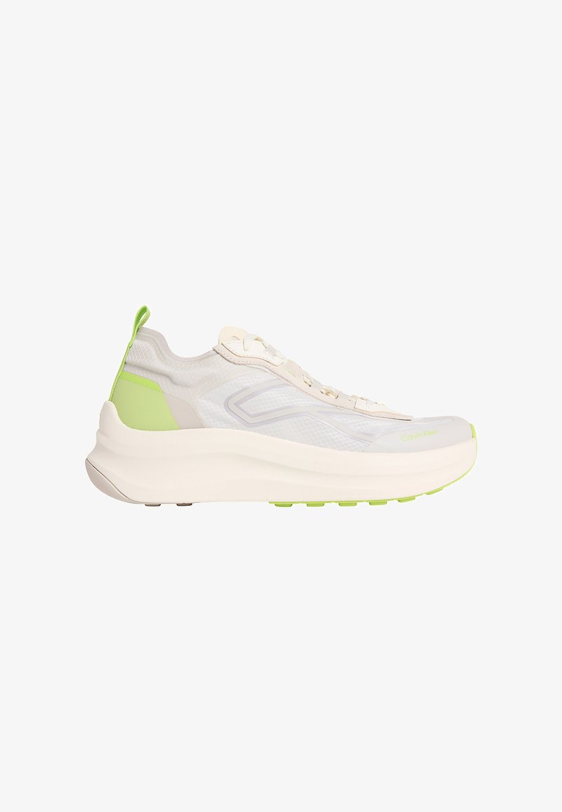 Baskets athlétiques beige clair et vert avec une semelle épaisse, une tige en mesh, une languette au talon et un marquage subtil sur la zone des orteils.