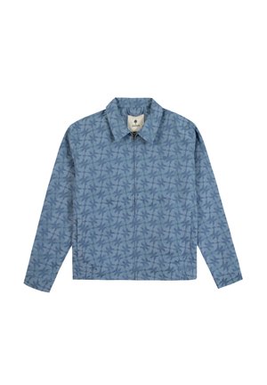 Giacca azzurra chiusa con zip, con motivo floreale sottile, colletto e tasche frontali, con etichetta "Faguo" all'interno del colletto.