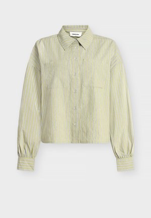 Chemise vert clair à boutons avec rayures verticales blanches et jaunes, deux poches à l'avant, manches longues bouffantes et col pointu.