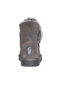 Grijze suède enkellaars met zachte bontvoering, gestructureerde afwerking, stevige rubberen zool en een merklabel met een gestileerde "G"-logo.