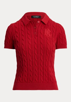 Rode gebreide polo met een kabelpatroon, korte mouwen, een kraag en een placket met twee knopen, voorzien van een geborduurd logo op de borst.