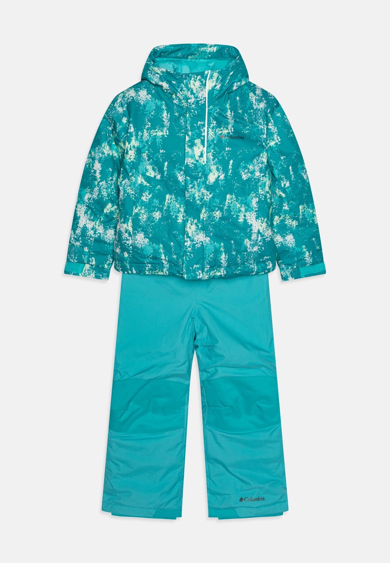 Teal skijakke med hvide abstrakte mønstre, har hætte og lynlås. Matchende teal snebukser med en glat tekstur og logoaccent.