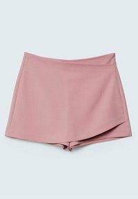 Short-jupe rose clair taille haute avec un panneau avant superposé et une courte longueur, présenté sur un fond bleu clair.