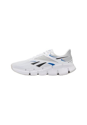 Scarpa da corsa bianca Reebok con dettagli neri e blu, tomaia in mesh, suola spessa segmentata e chiusura con lacci.