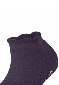 Calzini alla caviglia in cotone viola con un bordo superiore ondulato e una texture a coste. Presentano un dettaglio ricamato bianco lungo il lato.