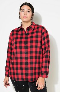 Rot- und Schwarz-karierter Flanellhemd, mit Kragen, Knopfleiste vorne, lange Ärmel mit Knopfmanschetten, weiche Textur, auf einem Modell präsentiert.