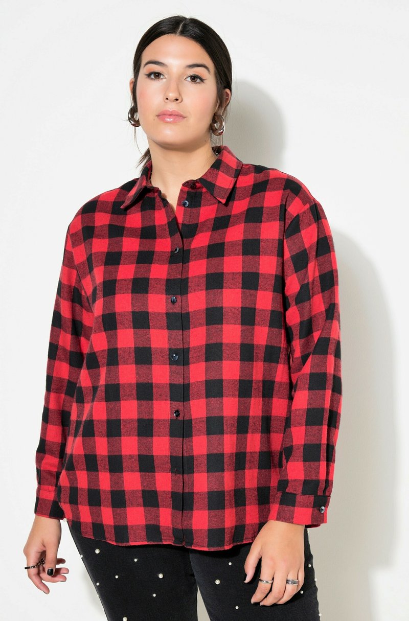 Rot- und Schwarz-karierter Flanellhemd, mit Kragen, Knopfleiste vorne, lange Ärmel mit Knopfmanschetten, weiche Textur, auf einem Modell präsentiert.