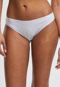 Grå bomullsbikiniunderkläder med en mjuk textur, låg midja-design och ett enkelt elastiskt midjeband. Sömlösa kanter med minimal detaljering.