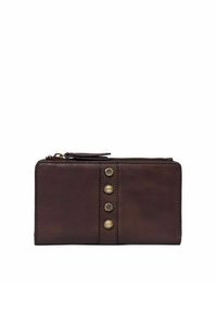 Cartera de cuero marrón con cierre de cremallera, que presenta cinco tachuelas de metal decorativas en la parte frontal. Textura suave con forma rectangular.