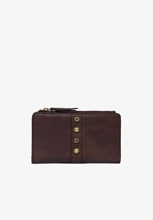 Cartera de cuero marrón con cierre de cremallera, que presenta cinco tachuelas de metal decorativas en la parte frontal. Textura suave con forma rectangular.