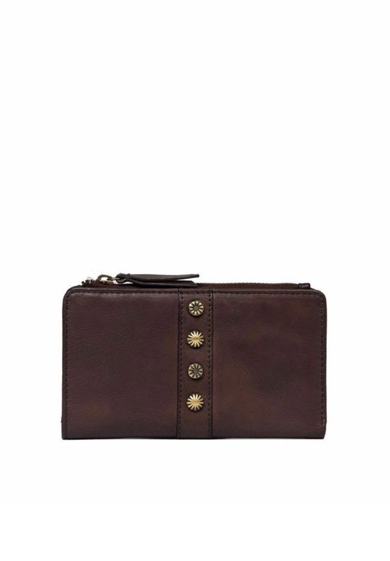 Cartera de cuero marrón con cierre de cremallera, que presenta cinco tachuelas de metal decorativas en la parte frontal. Textura suave con forma rectangular.