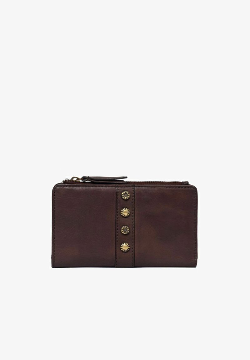 Portefeuille en cuir marron avec une fermeture éclair, doté de cinq clous décoratifs en métal sur le devant. Texture lisse et forme rectangulaire.