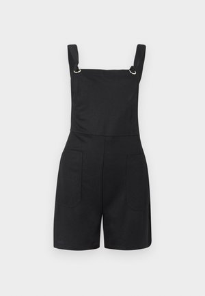 Μαύρο ολόσωμο σορτς χωρίς μανίκια με φαρδιές τιράντες, τετράγωνη λαιμόκοψη και μπροστινές τσέπες, παρουσιασμένο σε απλό φωτεινό φόντο.