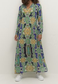 Abito maxi in tessuto leggero con un motivo floreale multicolore nei toni di blu, verde e giallo. Maniche lunghe e scollo a V.