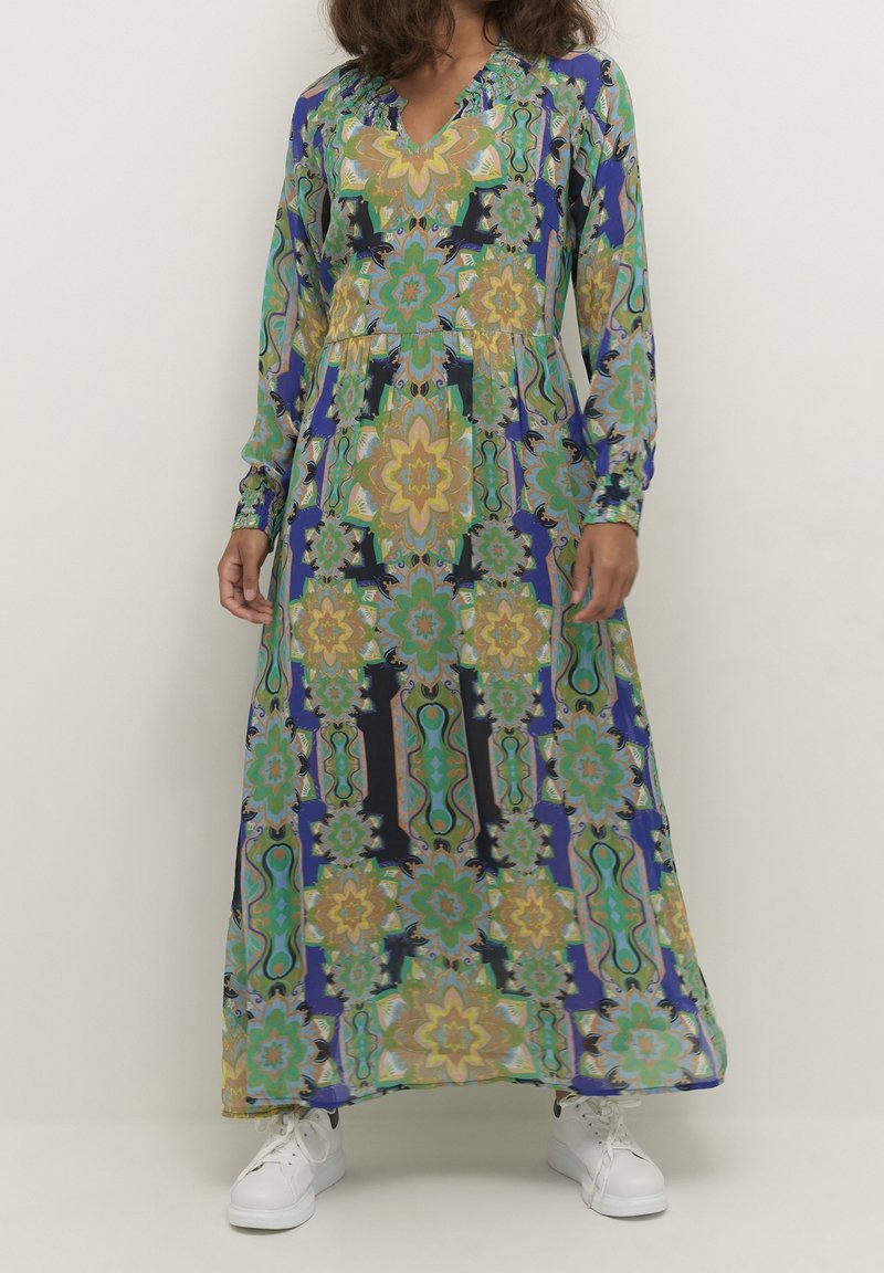 Abito maxi in tessuto leggero con un motivo floreale multicolore nei toni di blu, verde e giallo. Maniche lunghe e scollo a V.