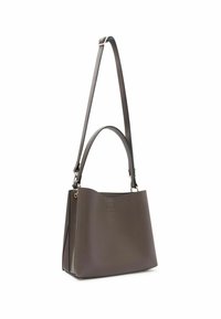 Sac à main en cuir brun avec un design structuré, doté d'une seule bandoulière, d'une ouverture sur le dessus et d'un accent carré minimaliste.