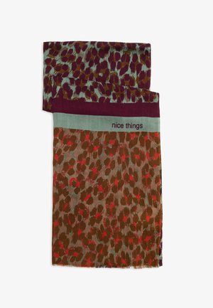 Sciarpa a stampa leopardata con tonalità di marrone, rosso e teal; presenta una banda bordeaux con la scritta "cose carine" su un bordo. Tessuto morbido.