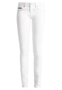 Bílé slim-fit džíny s předním knoflíkem a zipem, pět kapes včetně malé kapsy s červenými, bílými a modrými detaily poblíž pasu.