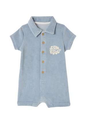 Hellblauer Baby-Strampler mit kurzen Ärmeln, Kragen, hölzernen Knöpfen vorne und dem Aufdruck "Sun is Cool" auf der Brust.