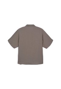 Camicia a maniche corte con colletto in un morbido tessuto marrone tenue con finitura testurizzata, caratterizzata da un orlo dritto e una vestibilità morbida.