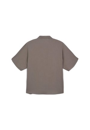 Camicia marrone a maniche corte con vestibilità comoda, colletto e texture liscia; presenta un design sobrio e senza decorazioni sul retro.