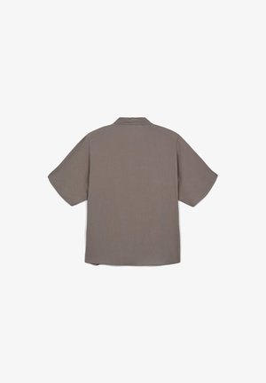 Camicia marrone a maniche corte con vestibilità comoda, colletto e texture liscia; presenta un design sobrio e senza decorazioni sul retro.