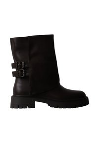 Bottine noire en cuir avec deux boucles latérales et une semelle épaisse à crampons, vue de l'extérieur.