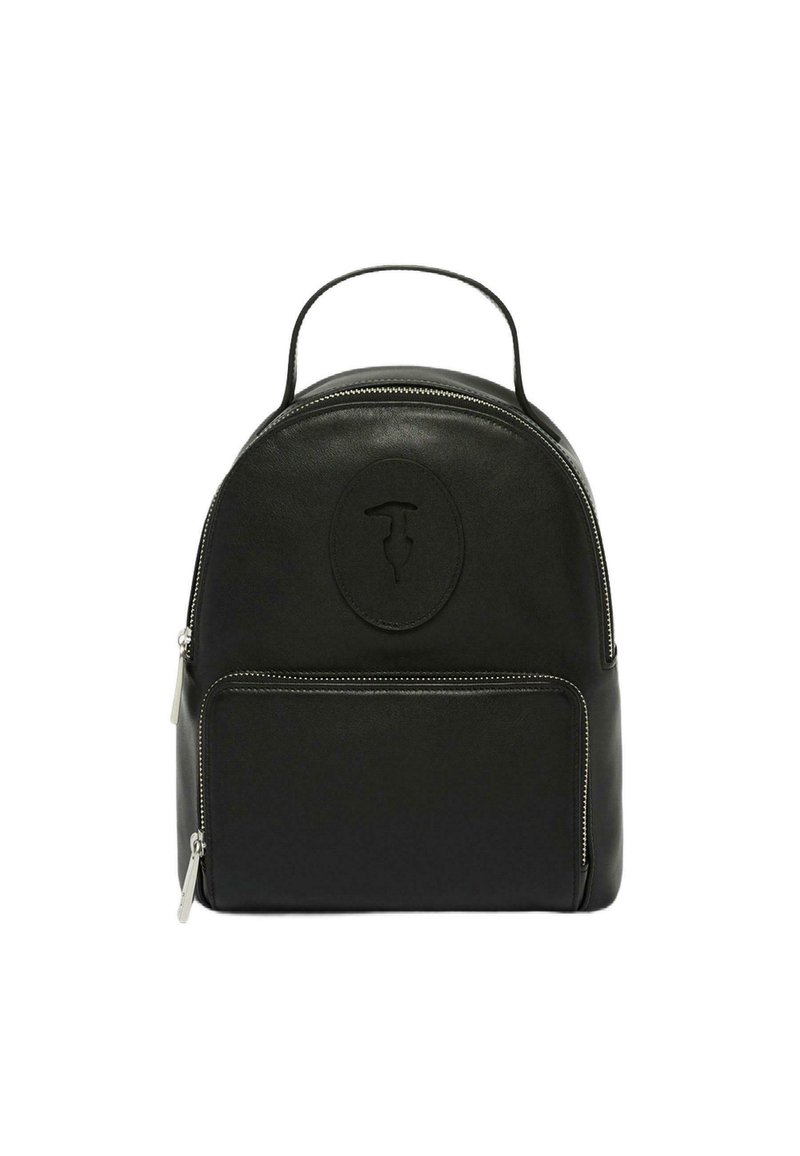 Schwarzer Leder-Rucksack mit rundem Design, vorderer Reißverschlusstasche und Tragegriff an der Oberseite. Mit geprägtem Logo auf der Vorderseite.