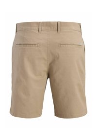 Μπεζ ανδρικά σορτς με θηλιές για ζώνη, δύο πίσω τσέπες με ρελιά και μια μικρή υφασμάτινη ετικέτα στην δεξιά άκρη της τσέπης, εμφανιζόμενα από πίσω.