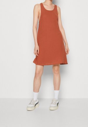 Mouwloze jurk in roestkleur met een ruime pasvorm, gemaakt van lichtgewicht stof, met een gebogen zoom en minimale textuur.