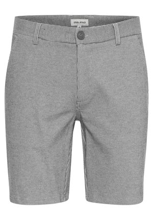 Shorts rayés gris avec une coupe classique, dotés de passants de ceinture, d'une fermeture à bouton à l'avant et de poches latérales. Tissu texturé avec des rayures verticales.