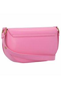 Borsa in pelle sintetica rosa con forma curva, frontale piatto e dettagli in oro. Presenta una tracolla rimovibile.