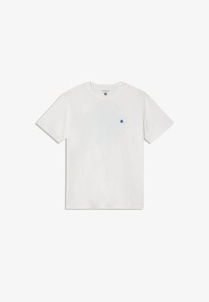 T-shirt en coton blanc avec un col rond et des manches courtes, comportant un petit logo brodé bleu sur la poitrine gauche.