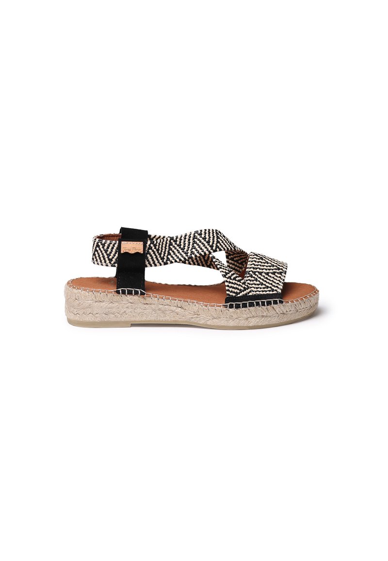 Espadrilne sandale s črnobelo vzorčastimi trakovi, pletenim jutesolim, z gladko rjavkasto podlago in črnimi detajli.