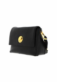 Schwarze Lederhandtasche mit strukturiertem Design, ausgestattet mit einem goldenen, runden Verschluss und einem verstellbaren Tragegurt, texturierten Oberflächen und Klappenverschluss.