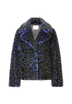 Veste à imprimé léopard gris avec accents bleus, en matériau doux semblable à de la fourrure, dotée d'un col à revers et de deux fermetures à bouton à l'avant.