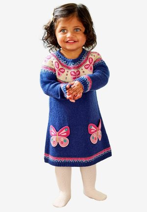 Abito di maglia blu con un giogo decorato in crema, rosa e blu. Presenta applicazioni a forma di farfalla rosa e polsini a coste testurizzati.