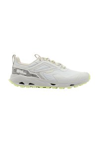 Lichtgrijze trailrunningschoen met een bovenwerk van textiel, reflecterende accenten, een geelgroene buitenzool en platte veters. Verbeterde grip en demping.