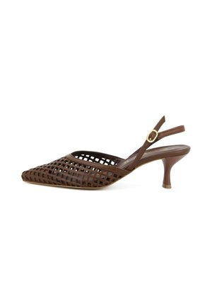 Slingback in pelle marrone con tacco kitten, punta appuntita, design a griglia aperta e cinturino con fibbia dorata su sfondo bianco.