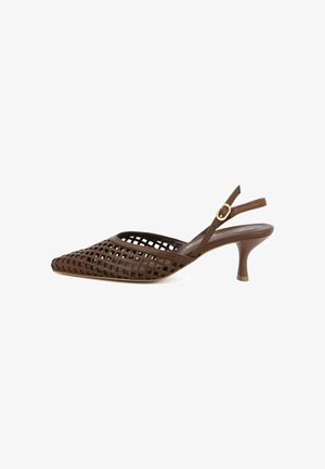 Slingback in pelle marrone con tacco kitten, punta appuntita, design a griglia aperta e cinturino con fibbia dorata su sfondo bianco.