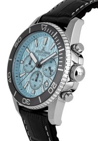 Reloj cronógrafo con una esfera texturizada en color turquesa, bisel negro, caja de acero inoxidable y correa de cuero negra con costuras blancas.