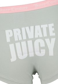 Lichtgrijs ondergoed met een roze elastische tailleband. Voorzien van grote, opvallende witte tekst "PRIVATE JUICY" aan de achterkant. Soepele textuur.