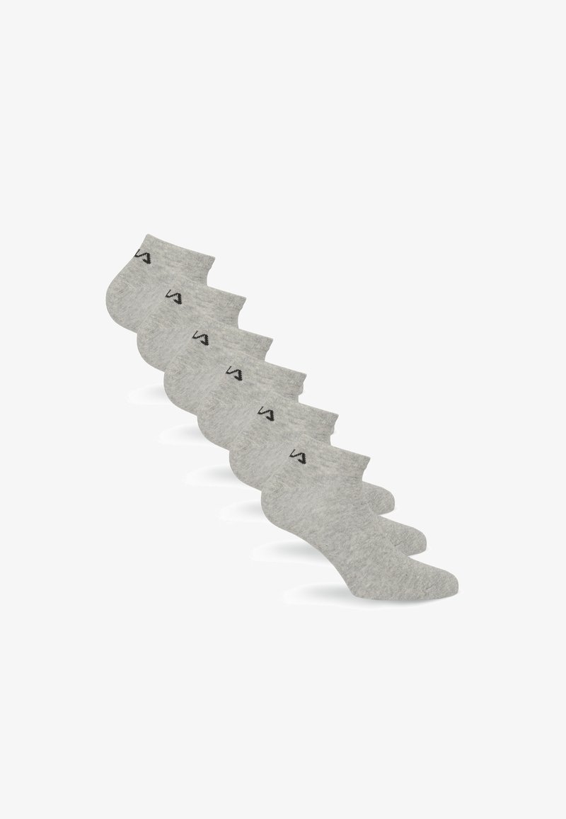 Six paires de chaussettes basses gris clair disposées en diagonale, chacune avec un petit logo noir près du bord de la cheville.