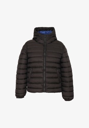 Giubbotto imbottito nero con cappuccio, caratterizzato da una texture a cuciture orizzontali, zip frontale e rivestimento blu. Include tasche laterali e polsini elasticizzati.