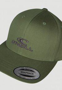 Grön snapback-keps med en strukturerad design, prydd med en svart broderad logotyp och ett justerbart bakre spänne. Texturerat tyg med platt skärm.