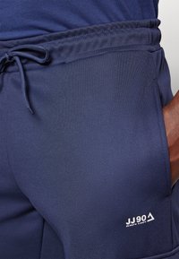 Jack & Jones Performance JPSTGORDON JJBASIC ICE CARGO PANTS - Hlače - navy blazer