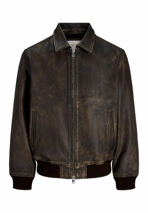 Veste en cuir marron foncé usée avec fermeture éclair à l'avant, poches latérales, poignets et taille côtelés, présentée sur fond blanc.