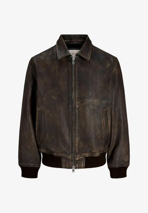 Tumedat pruunid kulunud nahast jakk esilukuga, küljetaskute, soonikuliste varruka- ja vöökohaga, valgel taustal esitatud.