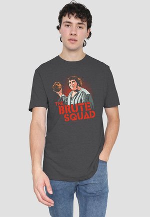 Dunkelgraues Baumwoll-T-Shirt mit einem grafischen Druck einer Figur mit welligem Haar, die einen Kopf hält, und dem Text "THE BRUTE SQUAD" in Rot.