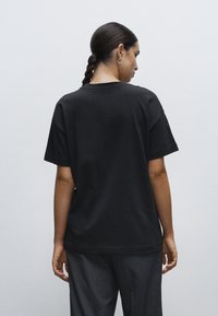 Henry Tiger TRUE BLANKS - CONTEMPORARY OVERSIZED - Jednoduché tričko - black